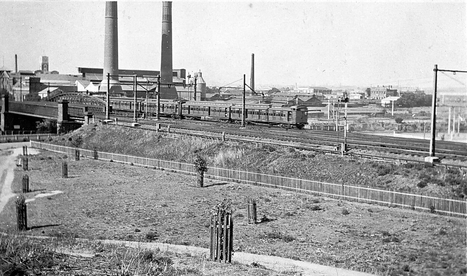 A train crossing the rail bridge into South Yarra, 1923